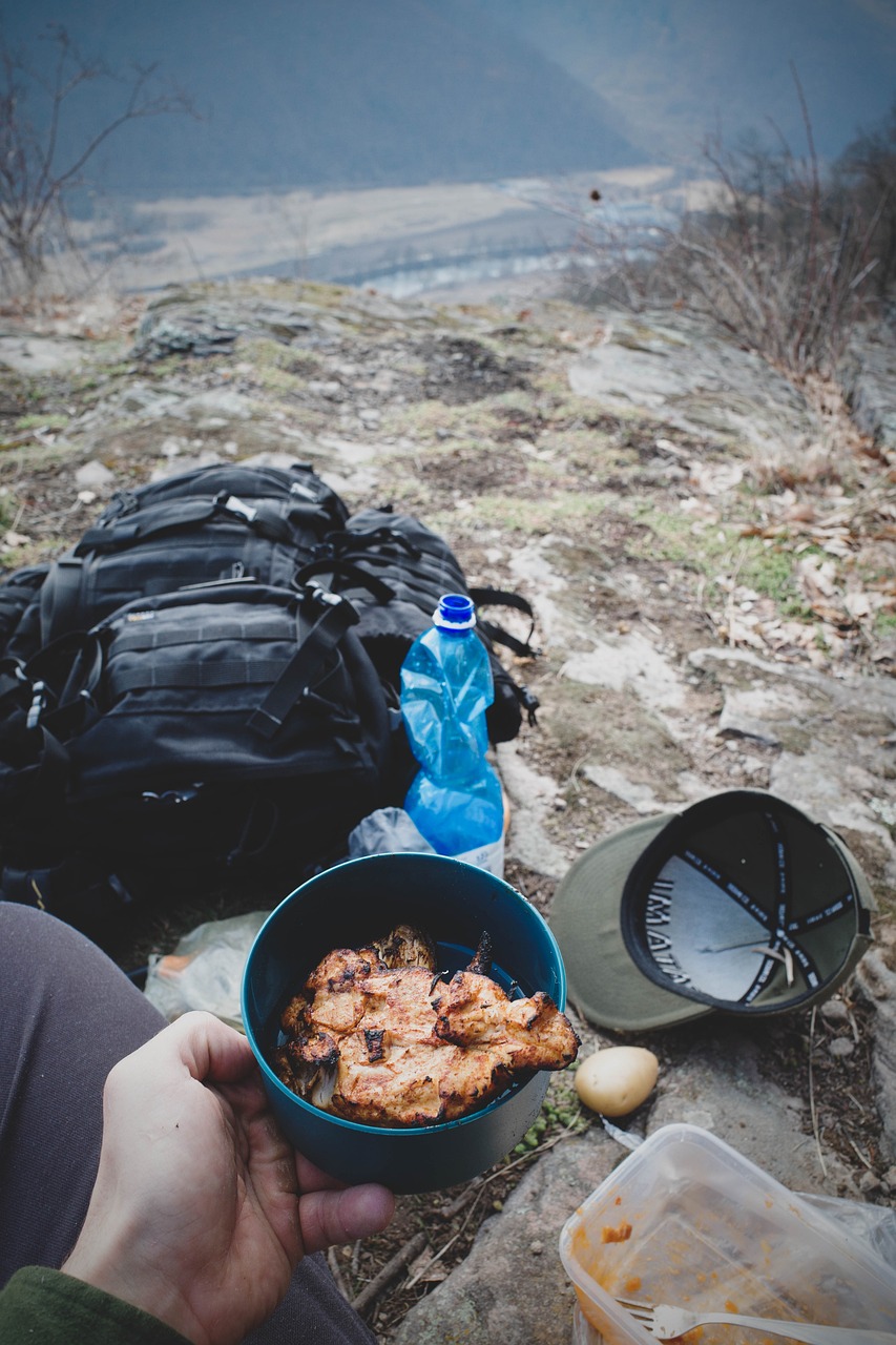 Plecak survivalowy zawiera nóż, krzesiwo, linę, latarkę i podstawowe środki opatrunkowe